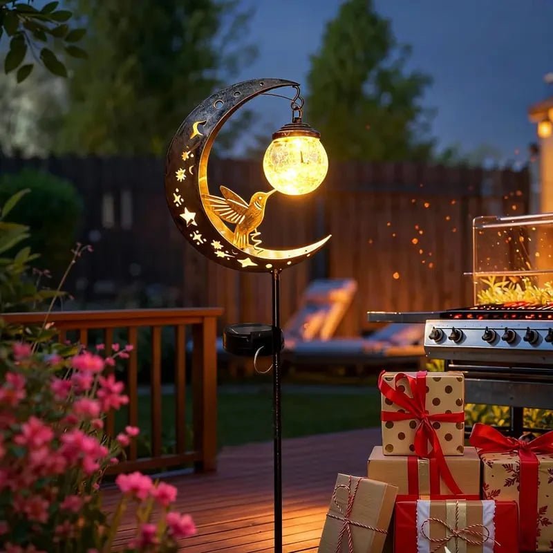 situation — Maanglans™ Zonne-tuinlamp – Maan & Kolibrie (1 gekocht = 1 gratis)