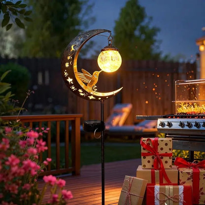 situation — Maanglans™ Zonne-tuinlamp – Maan & Kolibrie (1 gekocht = 1 gratis)