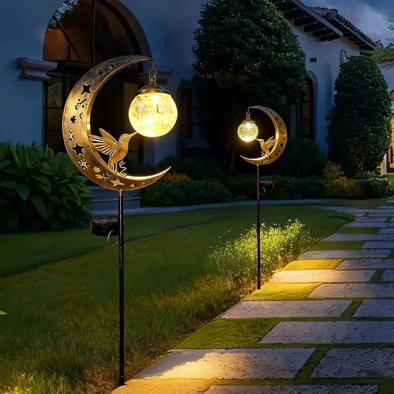 situation — Maanglans™ Zonne-tuinlamp – Maan & Kolibrie (1 gekocht = 1 gratis)