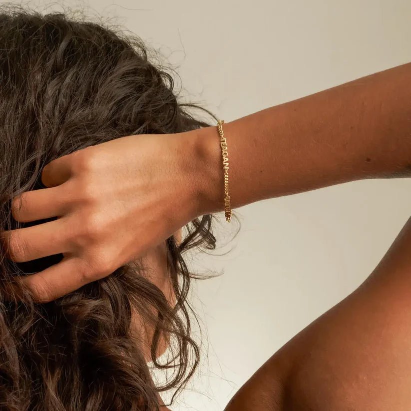 situation — Gepersonaliseerde naamarmband met uitgesneden namen