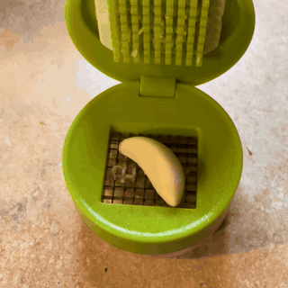 mini-knoflookhakker-met-opvangbakje-knoflook-fijng-1490-gifsec