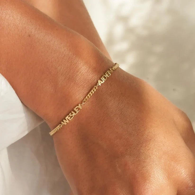 couleur Goud — Gepersonaliseerde naamarmband met uitgesneden namen