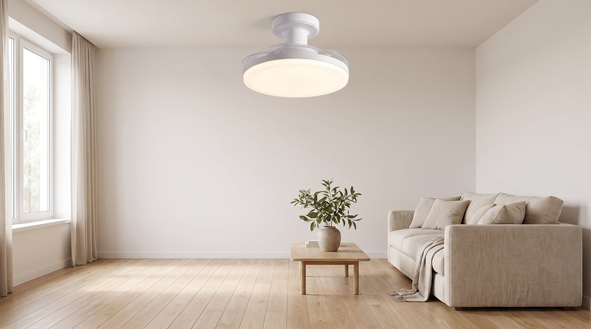 AeroLume plafondlamp met ventilator in een lichte woonkamer
