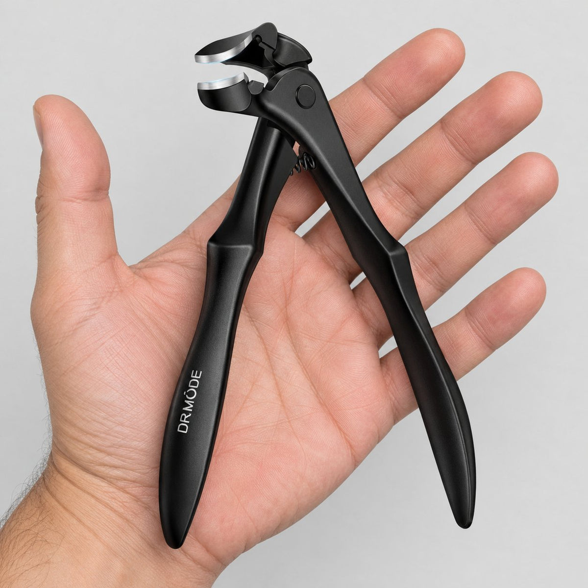 situation — Teennagelknipper met lange handgrepen en gebogen kop – voor dikke, harde teennagels