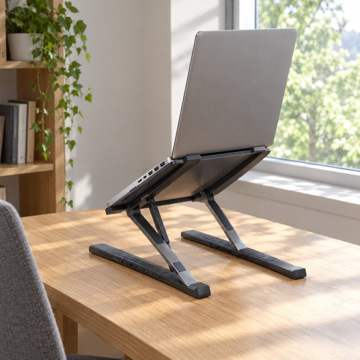 situation — 8-in-1 Laptopstandaard met USB-C Dockingstation